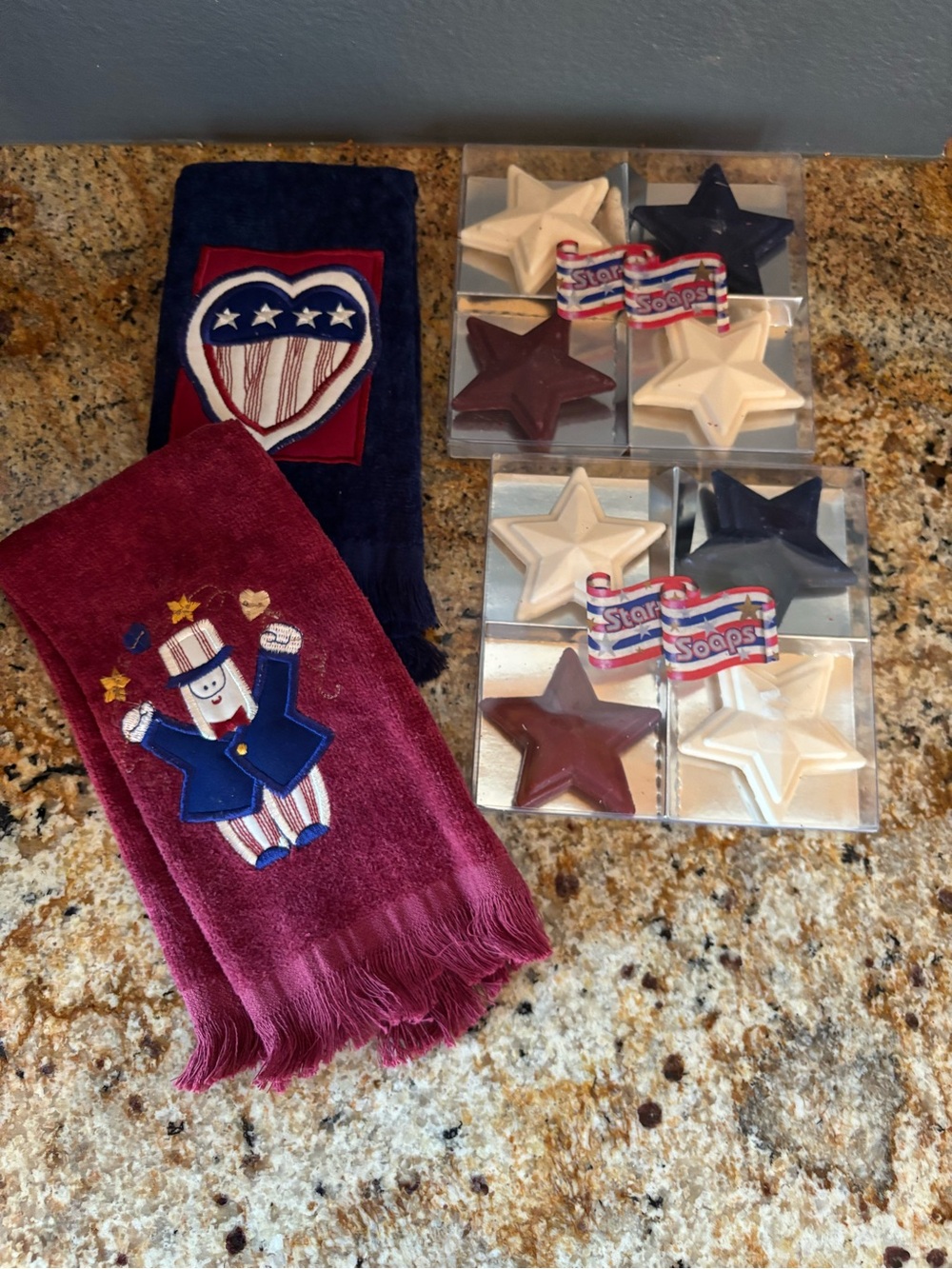 Americana Patriotic NWOT pair of finger  towels and 2 sets of 4 star soaps
